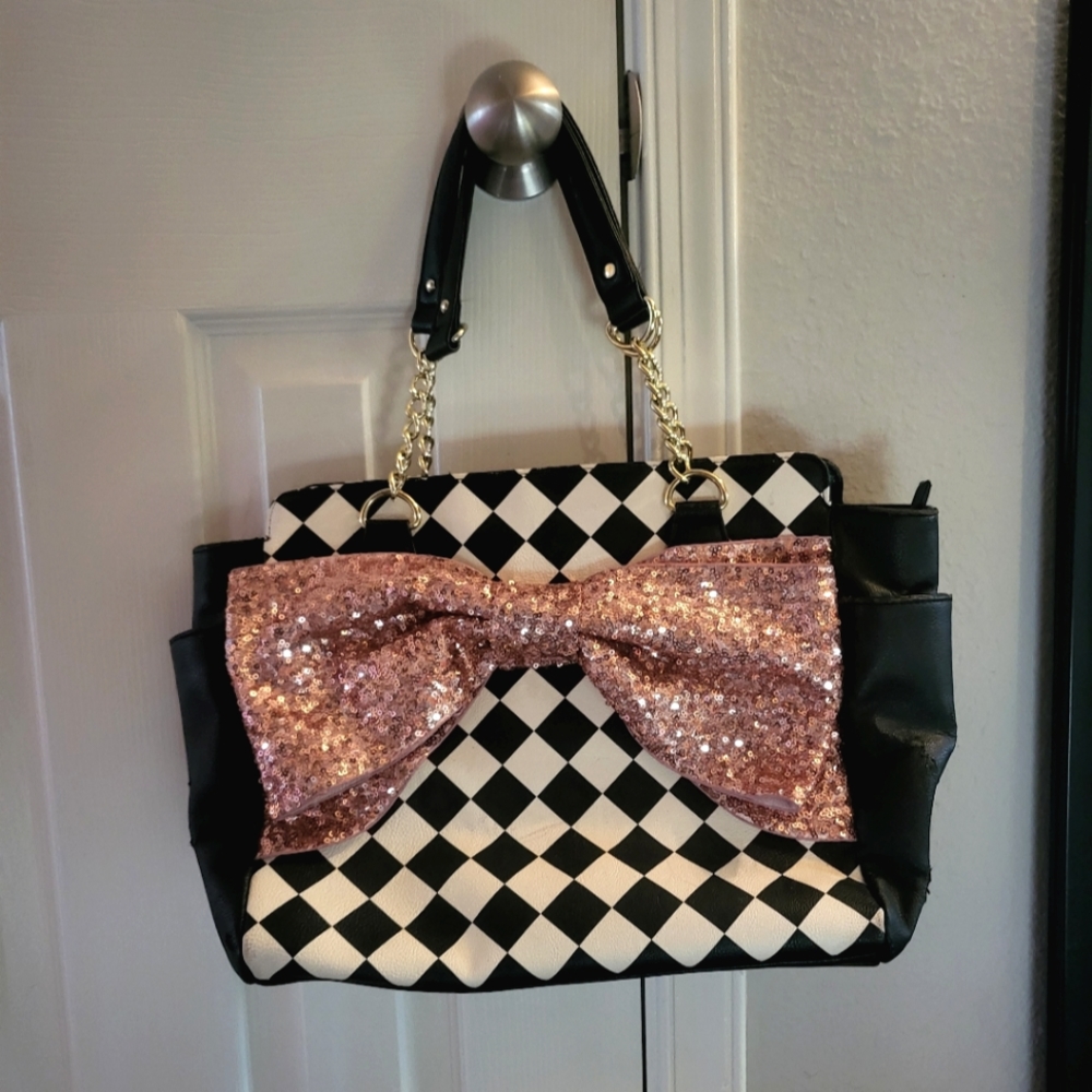💕Beautiful Betsey Johnson Purse!!